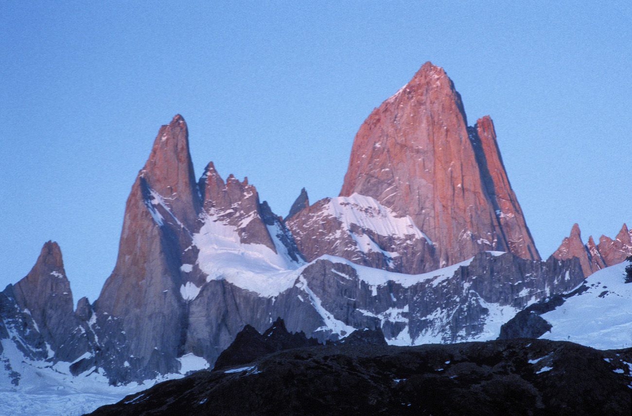 pat_226 fitz aube.jpg - Argentine, Fitz Roy, décembre 2002 : près camp Poincenot Le Fitz Roy à 5h20 du matin, juste avant les premiers rayons du soleil. Une couleur rouge qui laisse présager un changement de temps ! Provia 400 F